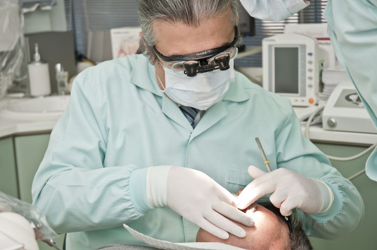 ANT roept VGZ op om patiënt niet met mond zonder tanden te laten staan…
