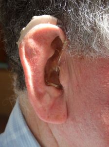 Zorgverzekeraars Nederland aangeklaagd door producenten gehoorapparaten