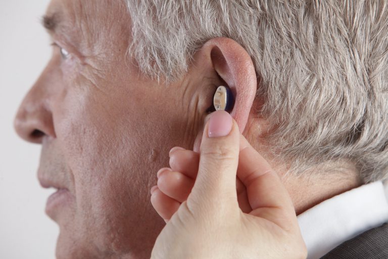 Zorgverzekeraars beperken keuze in gehoorapparaten